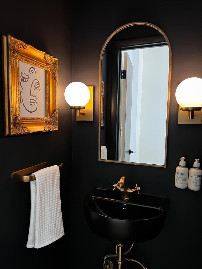 Apartment Mrnomad Boutique Parisian Townhouse *